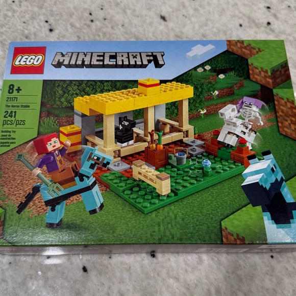LEGO Minecraft Horse Stable Set with Yellow Roof - Picture 1 of 2